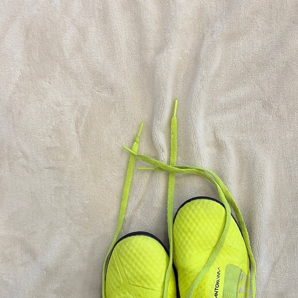 Nike phantom Yellow athletic shoes Vibrant Modern Design - Picture 4 of 5